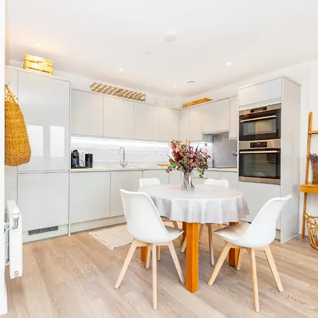 Sensational 2br Wviews & Balcony In Wandsworth Apartment *