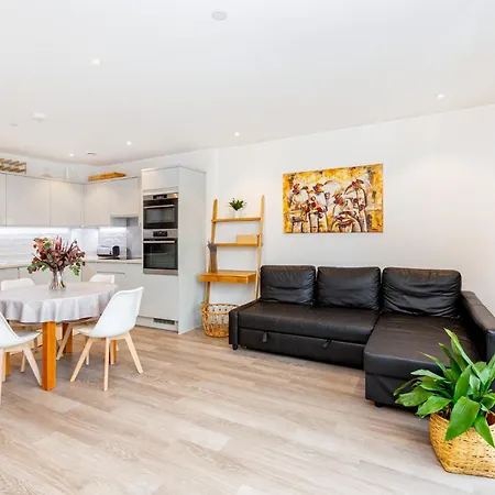 Sensational 2br Wviews & Balcony In Wandsworth Apartment