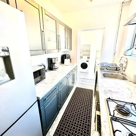 Modern Cozy Oasis: Tony's 3-bedroom Retreat Holiday home *