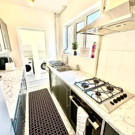 Modern Cozy Oasis: Tony's 3-bedroom Retreat Holiday home *
