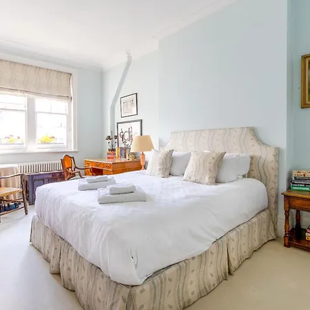 Beautiful And Spacious Kensington Flat