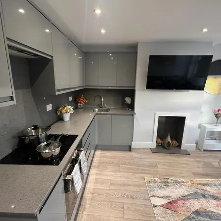 Aisiki Apartments: Pet-friendly With Air Con & Free Wifi * Finchley