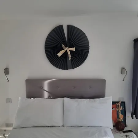 Stunning Double Bedroom With En-suite In Shared Apartment- Se20 Border Homestay Beckenham