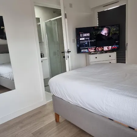 Stunning Double Bedroom With En-suite In Shared Apartment- Se20 Border *