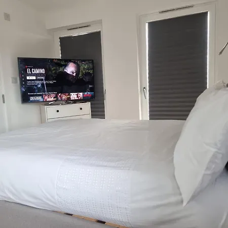Homestay Stunning Double Bedroom With En-suite In Shared Apartment- Se20 Border Beckenham