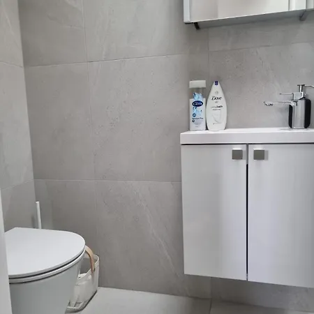 Stunning Double Bedroom With En-suite In Shared Apartment- Se20 Border * Beckenham
