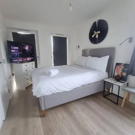 Stunning Double Bedroom With En-suite In Shared Apartment- Se20 Border Homestay Beckenham
