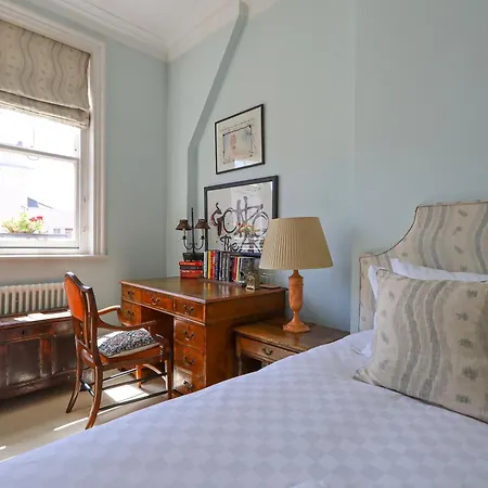 Beautiful And Spacious Kensington Flat