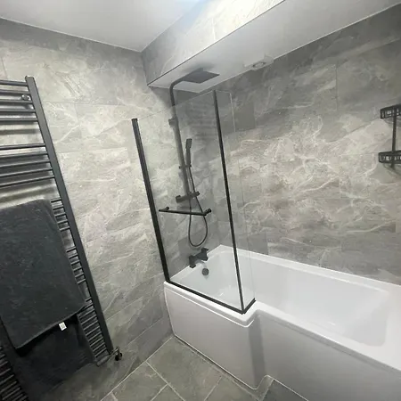 Garden Nr Heathrow Airport & Elizabeth Line Train Station With Parking For 2 Cars Apartment *