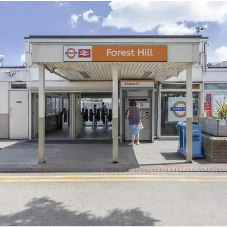 Luxury 1-bed In Sought After Prime Location Apartment *