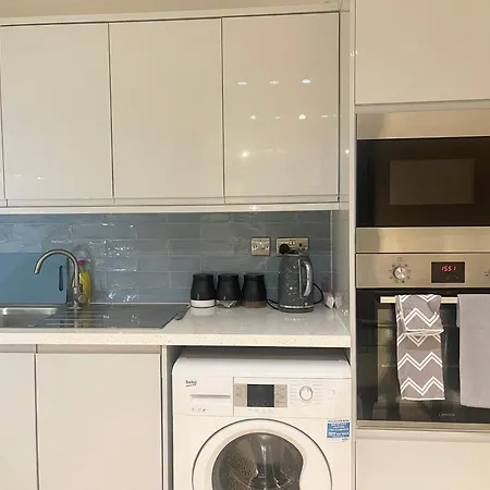 Appartement Large Studio With Extra Sofa Bed And Private Bath Plus Kitchen Canary Wharf 1 Londres