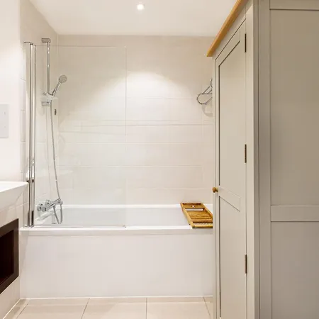 Sensational 2br Wviews & Balcony In Wandsworth Apartment *