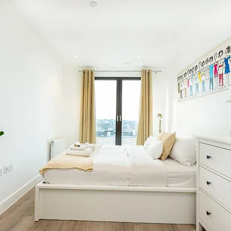 Sensational 2br Wviews & Balcony In Wandsworth Apartment *