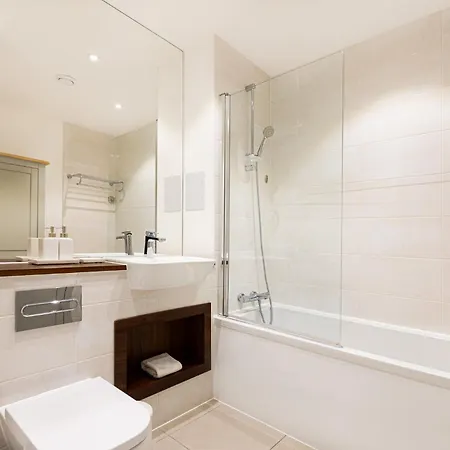 Sensational 2br Wviews & Balcony In Wandsworth Apartment