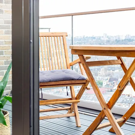 Sensational 2br Wviews & Balcony In Wandsworth Apartment