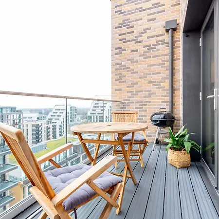 Apartment Sensational 2br Wviews & Balcony In Wandsworth *