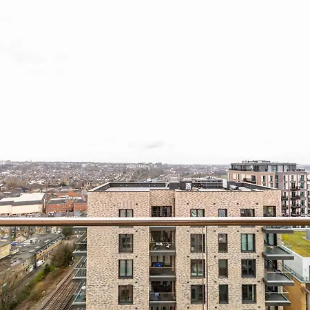 Sensational 2br Wviews & Balcony In Wandsworth *