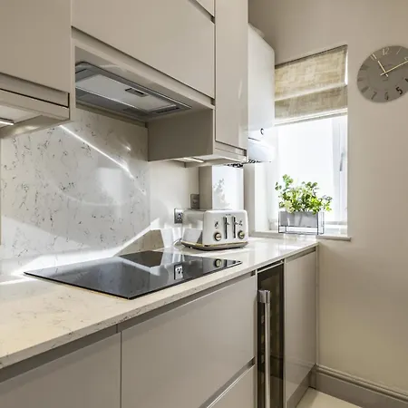 Luxury 1-bed In Sought After Prime Location Apartment *
