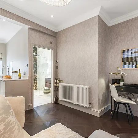Luxury 1-bed In Sought After Prime Location Apartment *