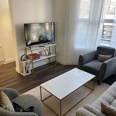 Spacious 2 Bedroom House W/ Garden And Free Parking * London