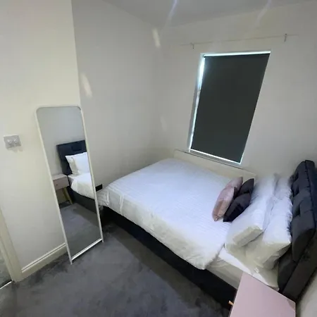 Spacious 2 Bedroom House W/ Garden And Free Parking