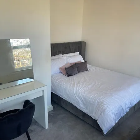 Apartment Spacious 2 Bedroom House W/ Garden And Free Parking London