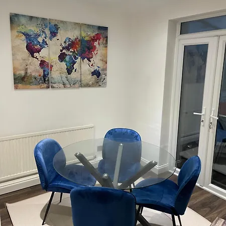 Spacious 2 Bedroom House W/ Garden And Free Parking Apartment London