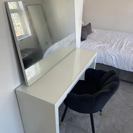 Spacious 2 Bedroom House W/ Garden And Free Parking London