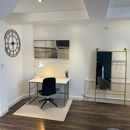 Spacious 2 Bedroom House W/ Garden And Free Parking Apartment