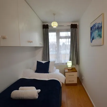 3 Bed House In - Great For Longer