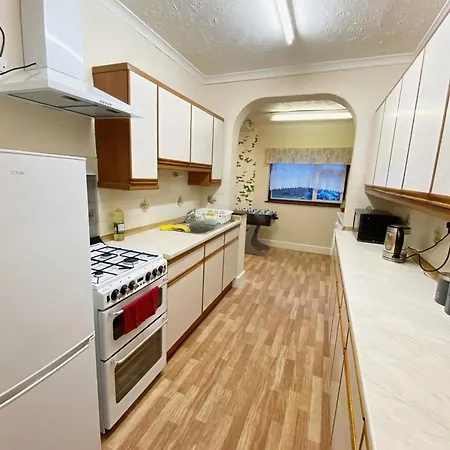 Barking House Sleeps 11 - Parking - Train Tube - Airport * London