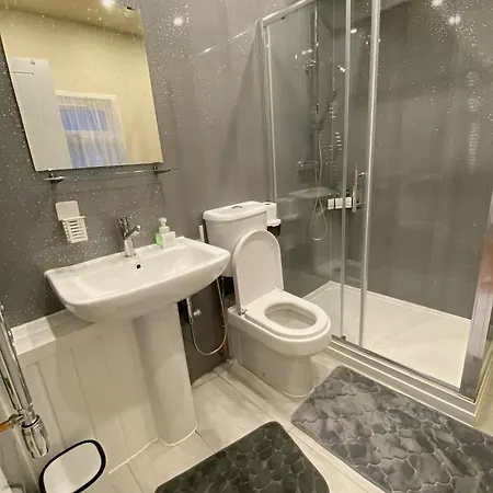Barking House Sleeps 11 - Parking - Train Tube - Airport Holiday home London