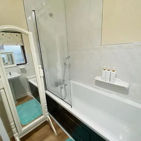 Barking House Sleeps 11 - Parking - Train Tube - Airport London