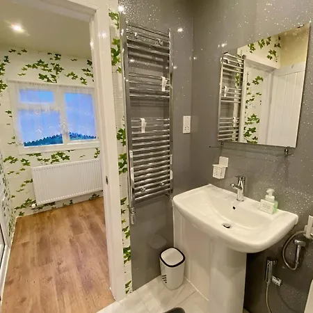 Barking House Sleeps 11 - Parking - Train Tube - Airport *