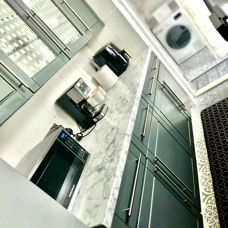 Modern Cozy Oasis: Tony's 3-bedroom Retreat Holiday home Catford