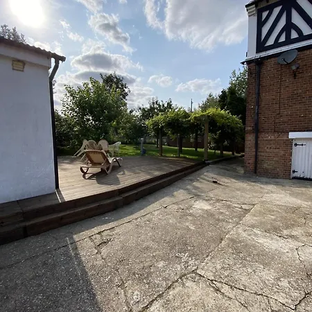 Idyllic In Jubilee Park Holiday home London