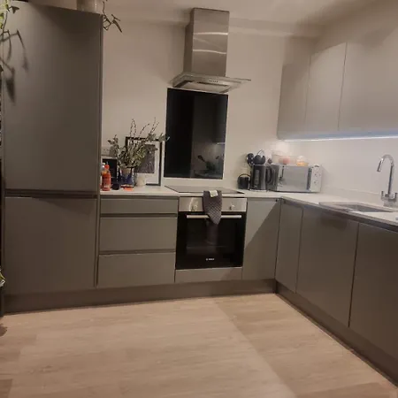 Stunning Double Bedroom With En-suite In Shared Apartment- Se20 Border * Beckenham