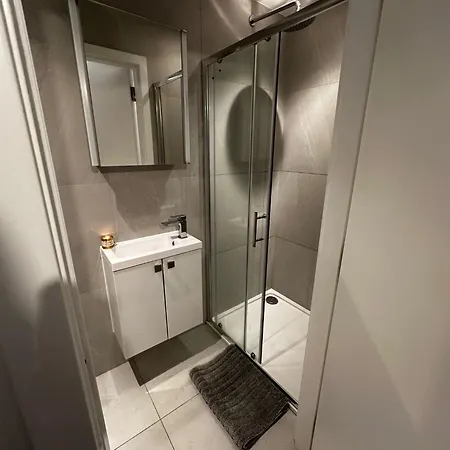 Stunning Double Bedroom With En-suite In Shared Apartment- Se20 Border Beckenham