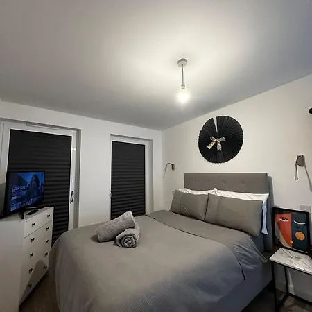 Stunning Double Bedroom With En-suite In Shared Apartment- Se20 Border Homestay