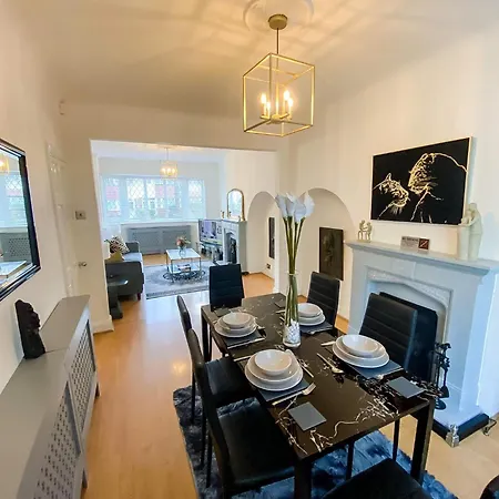 Modern Cozy Oasis: Tony's 3-bedroom Retreat Catford