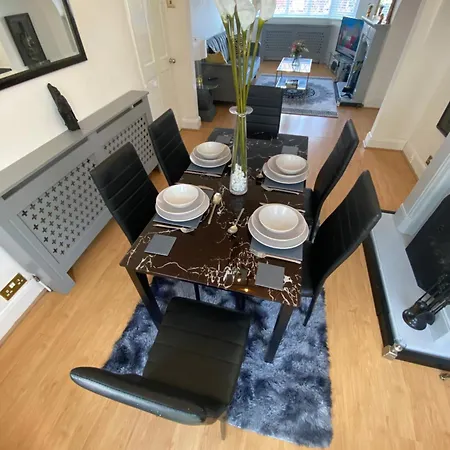 Modern Cozy Oasis: Tony's 3-bedroom Retreat Holiday home *