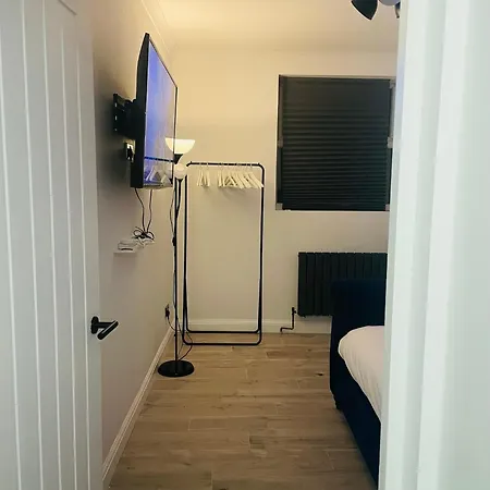 Newly Refurbished 1bedroom 4 Mins Walk To Crystal Palace Station *