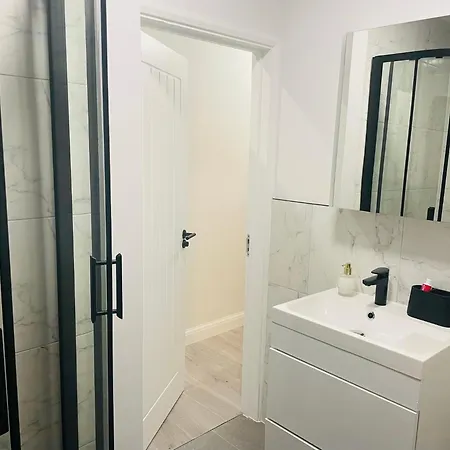 Newly Refurbished 1bedroom 4 Mins Walk To Crystal Palace Station *