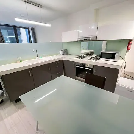 6 Bedroom In A 3 Building Complex, Great For Large Group Bookings, Location Appartamento