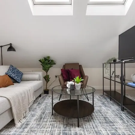 Apartment The Staycation Spot: Luxe