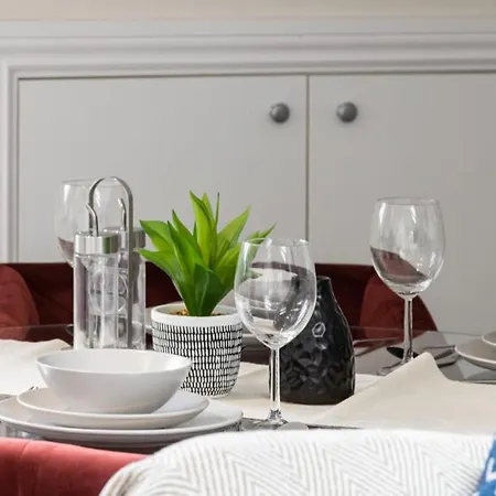 Apartment The Staycation Spot: Luxe
