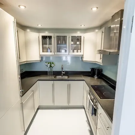 Comfortable 4 Bed Mews Town House Near Hyde Park Holiday home *