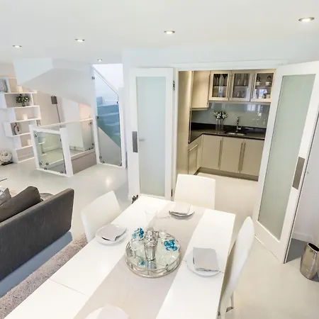 Comfortable 4 Bed Mews Town House Near Hyde Park Holiday home *
