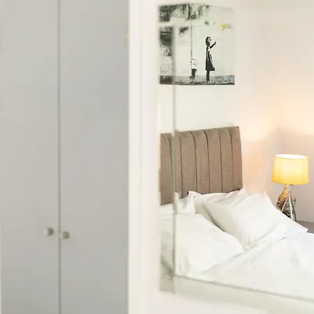 Comfortable 4 Bed Mews Town House Near Hyde Park London