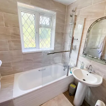 Modern Cozy Oasis: Tony's 3-bedroom Retreat Catford